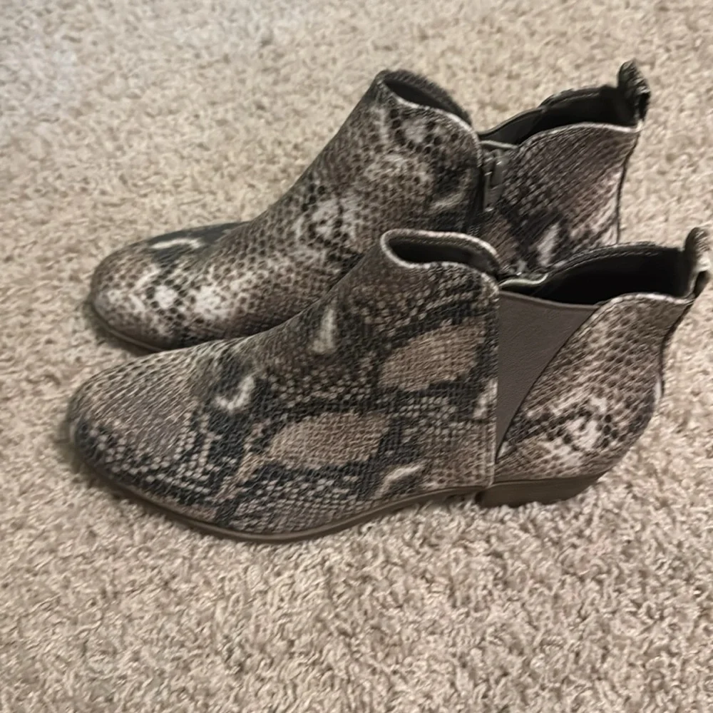 SO° Women's Snake Ankle Booties Sz 10